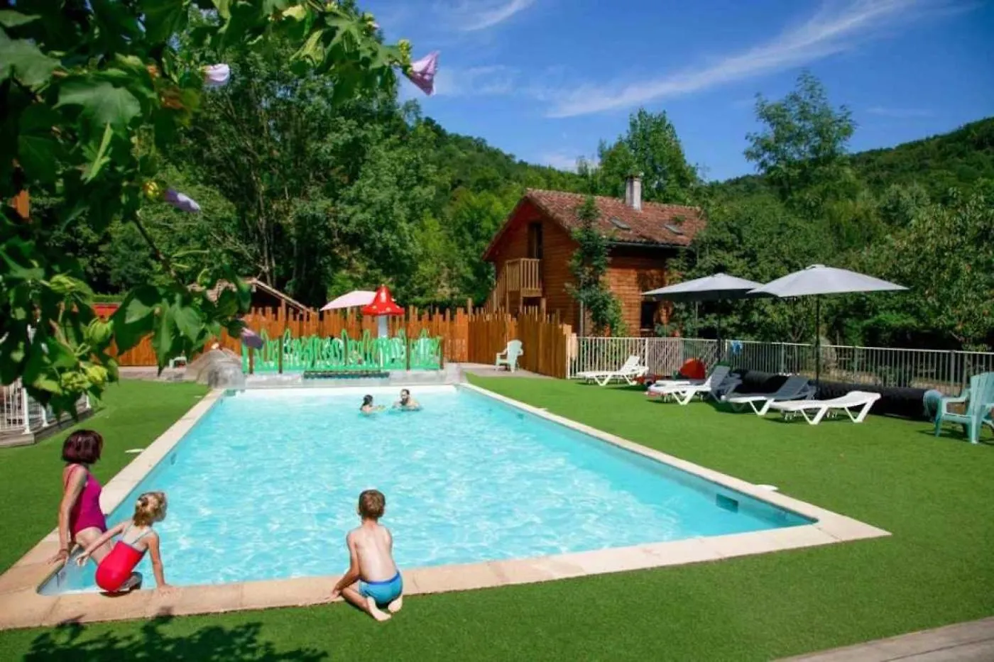 Camping 4 Etoiles - Piscine - Ccbadea La Bastide-de-Serou